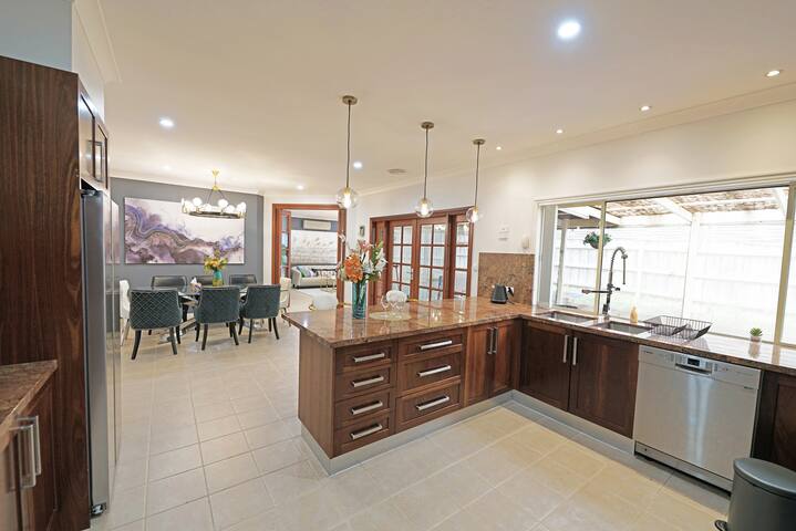 Hallam 5BRM Rental Entire House Free Wi-Fi Parking gallery image 4