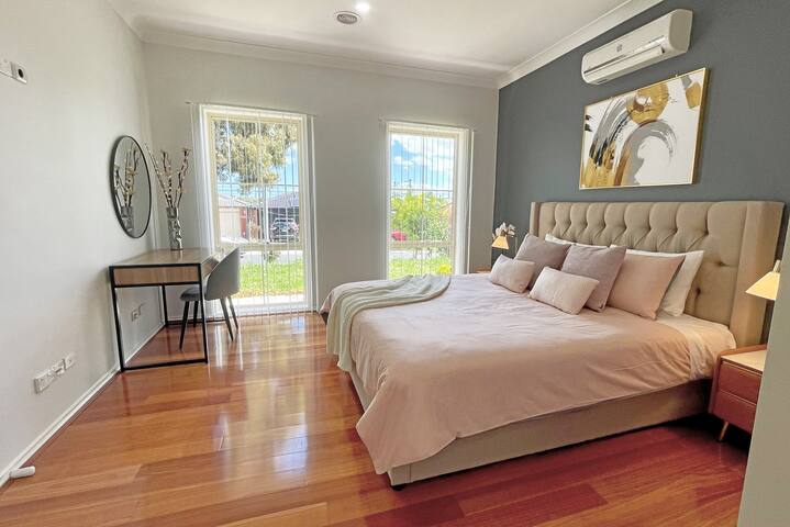 Hallam 5BRM Rental Entire House Free Wi-Fi Parking