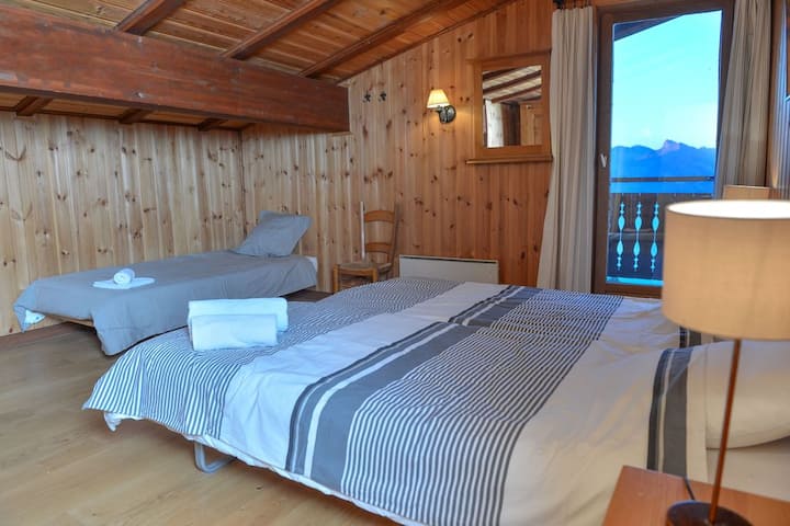 غرفة 1 في الطابق العلوي مع 3 أسرّة مفردة + سرير أطفال