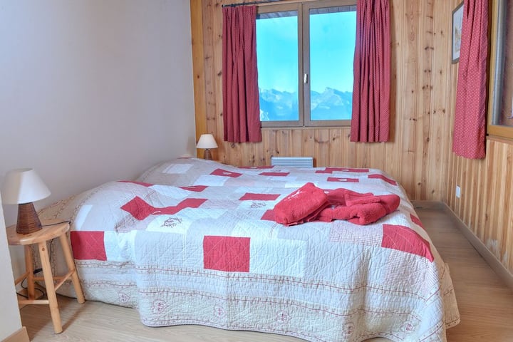 غرفة النوم الرابعة أسفل الكوخ تحتوي على سريران مفردان