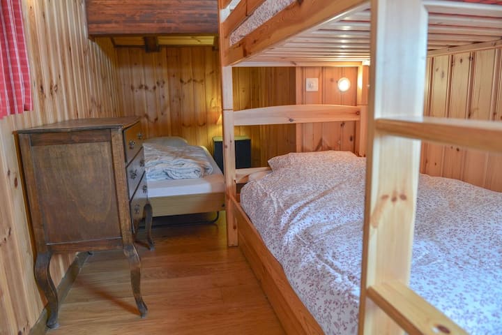 غرفة نوم 3 في الطابق العلوي مع 3 أسرّة مفردة