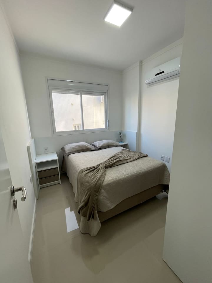 Chambre 02 avec lit double, climatisation  et armoire 