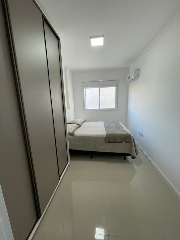 Chambre 01 - Suite avec lit Queen Size, climatisation et penderie 