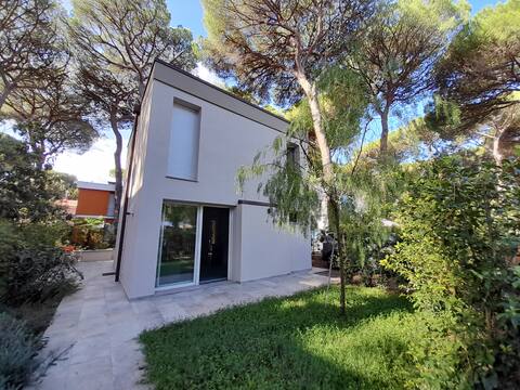 Il Cubo villa a five-minute walk to the sea