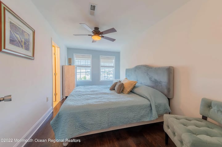 Glavna soba s bračnim krevetom, ormarom i glavnom kupaonicom s dva umivaonika