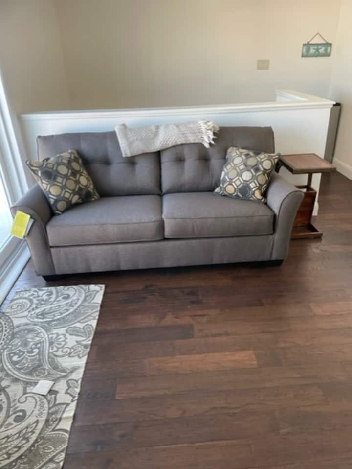 3. kat s potpuno novim kaučem za spavanje.  Hladnjak i kupaonica s WC-om i pristupom krovnoj terasi.