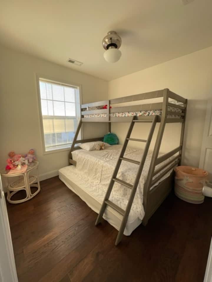 Dječja soba = 1 puna, 1 bračni krevet (na vrhu), 1 bračni krevet (na izvlačenje ispod kreveta), 2. kat