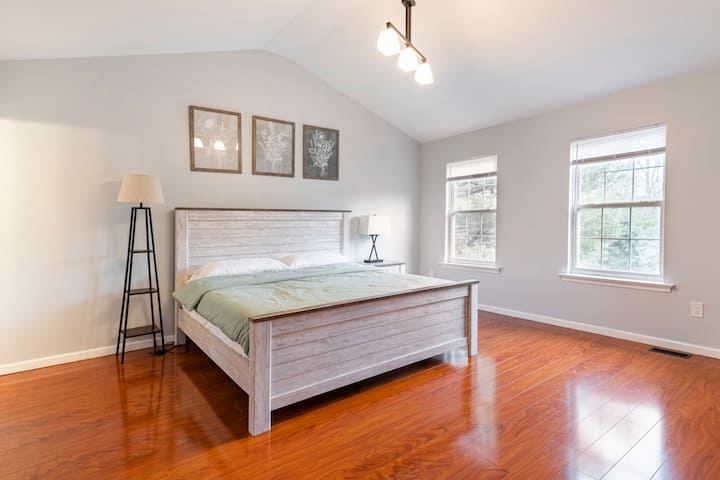 Chumba Mahiri cha kulala kilicho na kitanda aina ya King