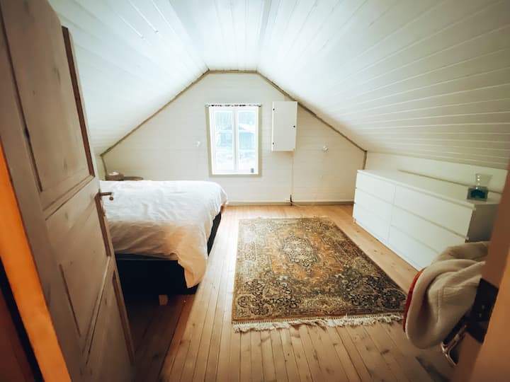 Bedroom with queen size bed