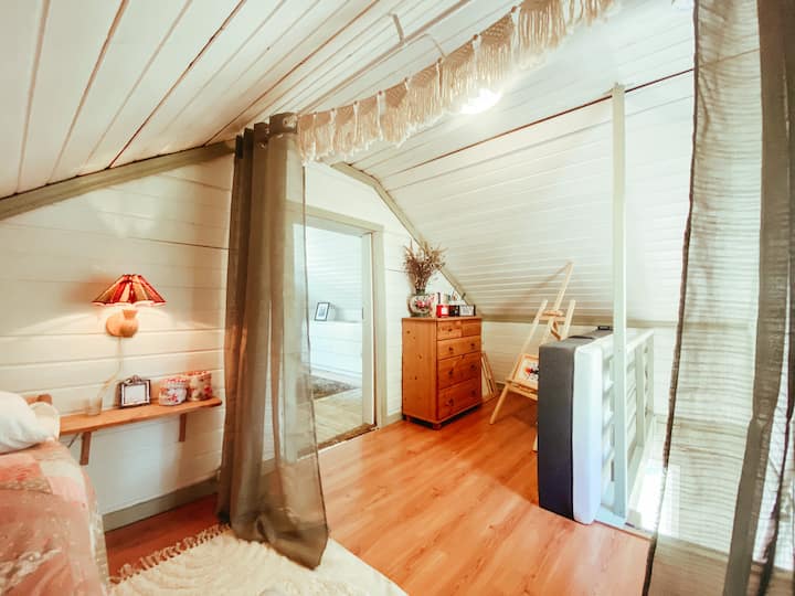 Atelier or space for a mattress on the floor
