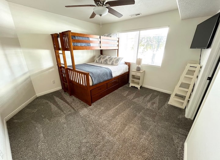 توفر غرفة النوم الثانية سريرًا مزدوجًا على سرير بحجم كوين مع دولاب مزدوج.  