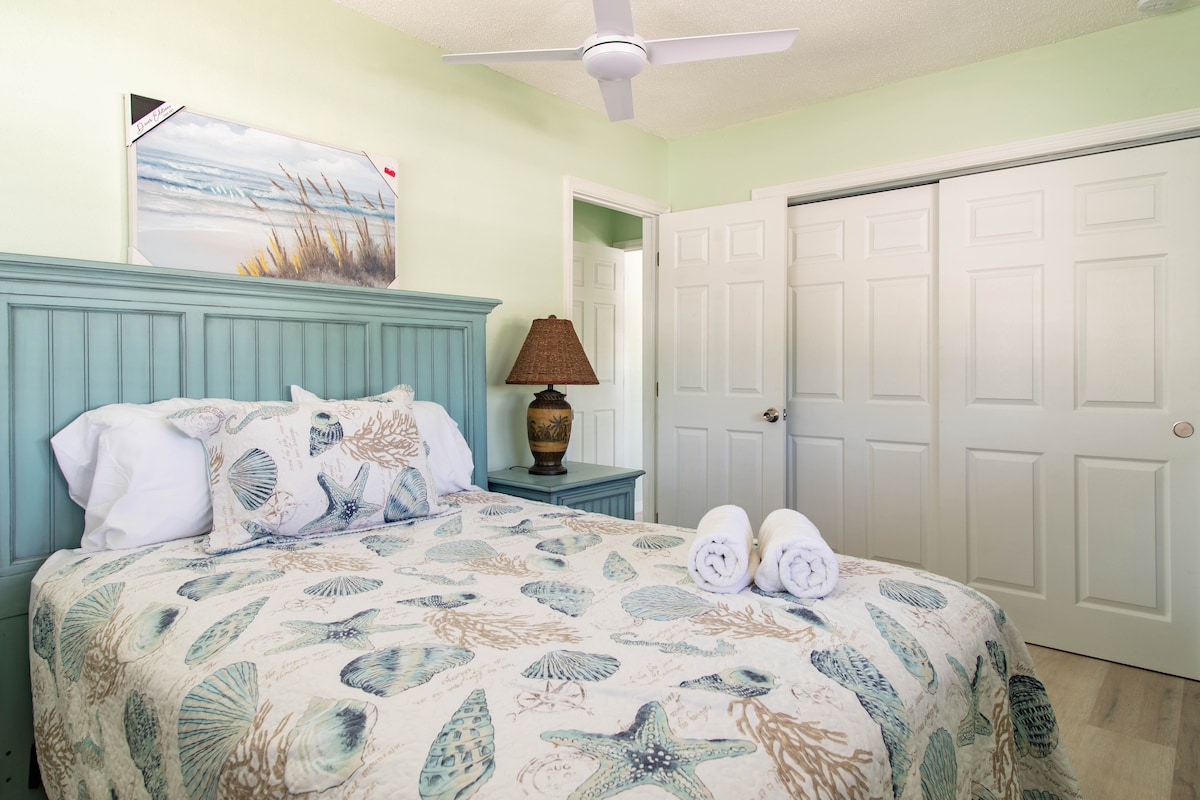 Segundo dormitorio con cama Queen, TV y mucho espacio en el armario