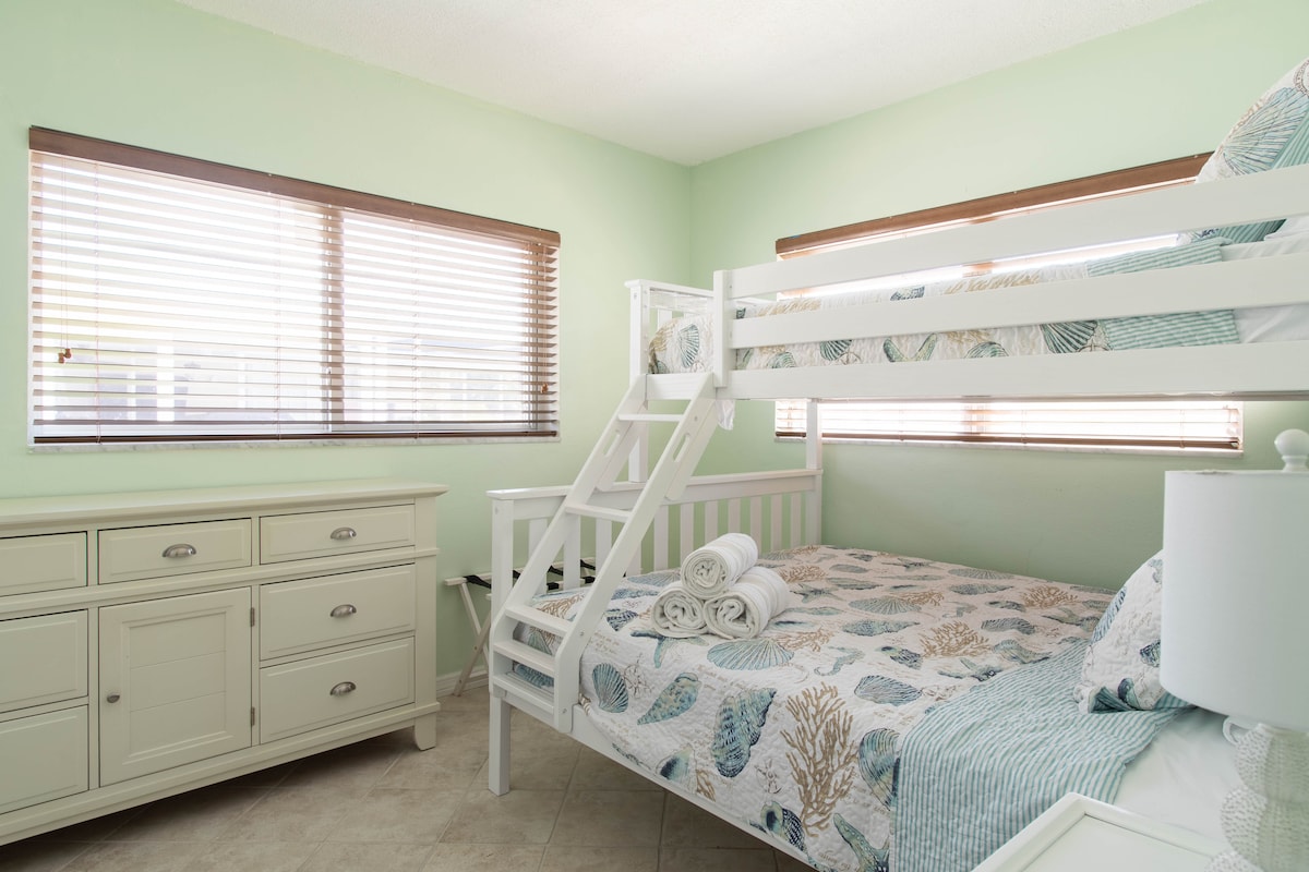 Litera Twin XL sobre Queen con mucho espacio en el armario 