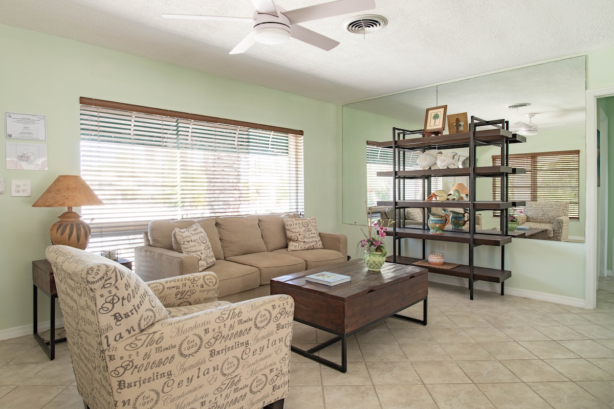 Amplia sala de estar con cómodos asientos 