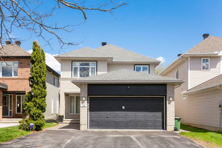 Cozy Kanata Home. Near CND Tire Ctr, 4 parkings.