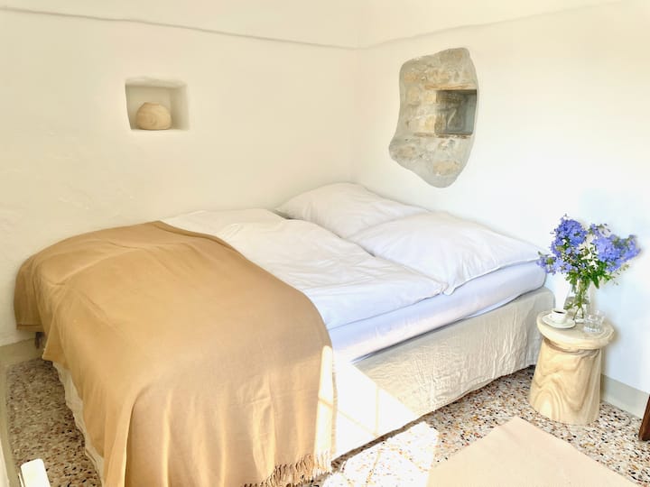 Това е спалня 1: оборудвана с легло с ширина 1,60 м.