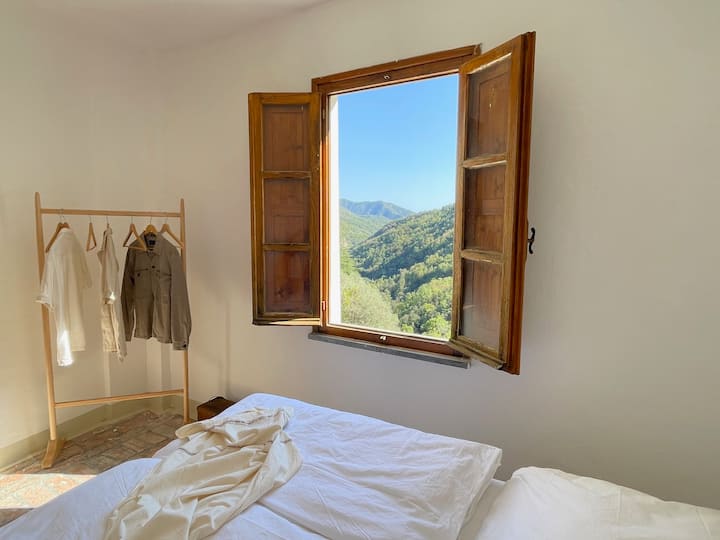 От почти всички стаи се разкрива великолепна гледка от планините към долината.