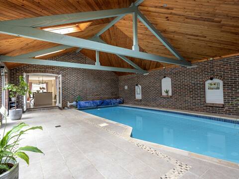 Large coastal cottage with spa and private pool