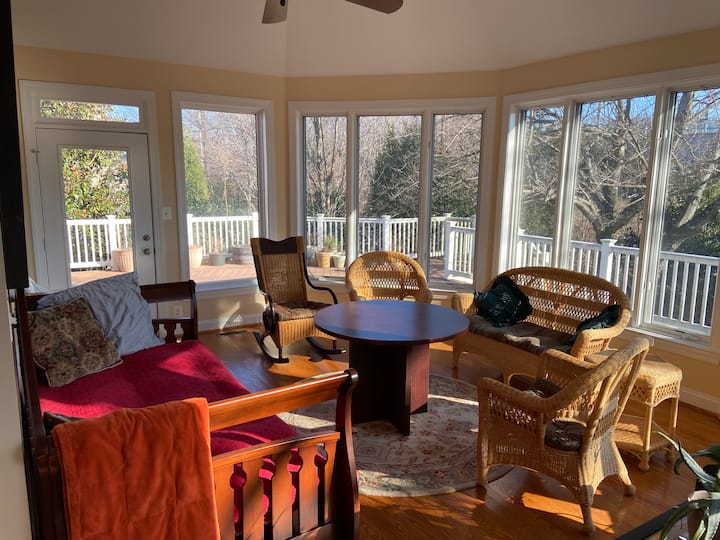 Слънчевата стая има единично дневно легло и отлична гледка към палубата и природата. На основния етаж има и баня и тоалетна.