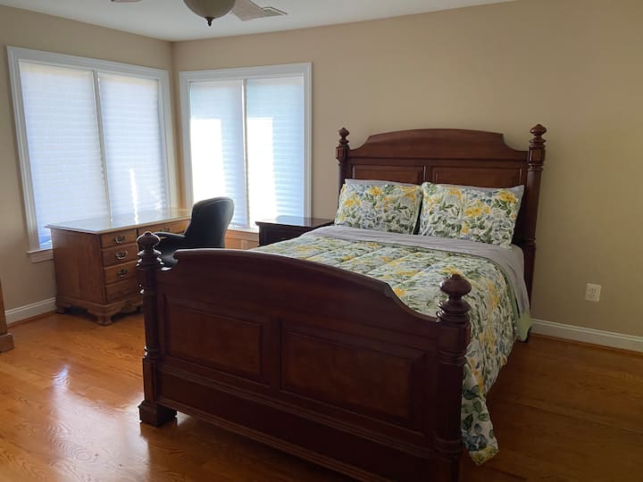 Спалня 5 с бюро