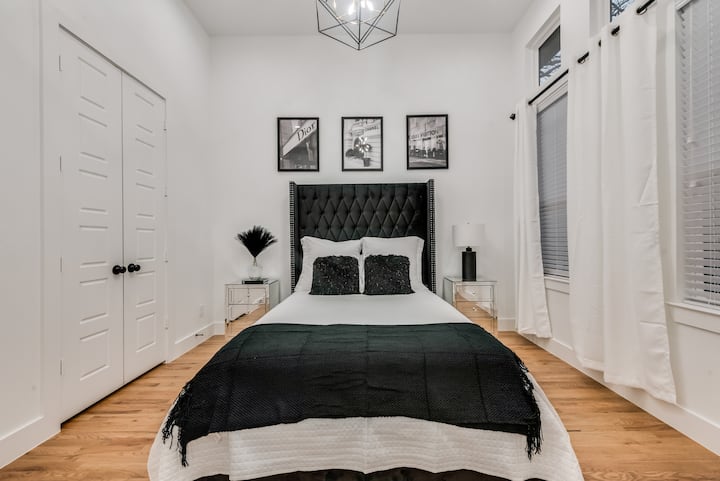 חדר שינה למטה עם מיטת קווין סייז 