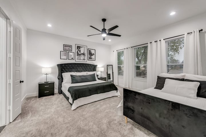 למעלה, חדר שינה ראשי עם חדר רחצה צמוד. 