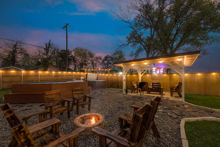 Rodeo Drive – Luxury! Hot tub, Pool, Fire Pit gallery image 2