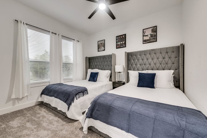 חדר שינה למעלה עם 2 מיטות קווין סייז 