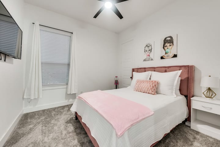 חדר שינה למעלה עם מיטת קווין סייז 