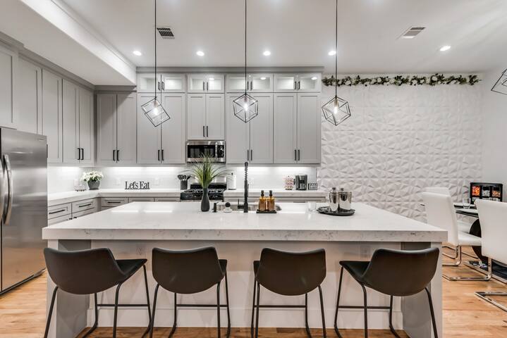 Rodeo Drive – Luxury! Hot tub, Pool, Fire Pit gallery image 4