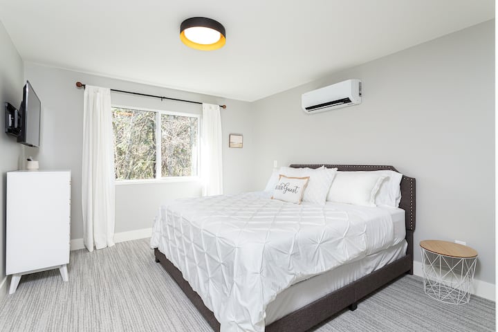Chambre principale avec
lit King Size
Double vasque avec salle de bain attenante
et douche
chauffée au sol de la salle de bain