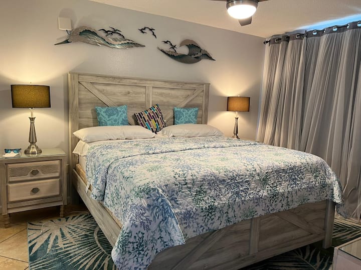 Kitanda aina ya King katika chumba kikuu cha kulala