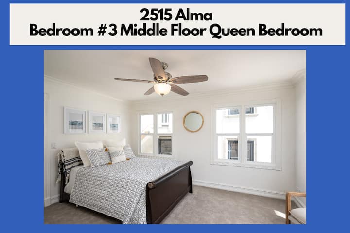 Dormitorio 3, piso medio, cama tamaño queen.