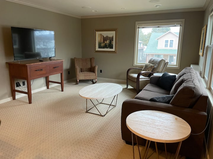 Logan Ave Holiday House - Upper - Sheboygan, WI
