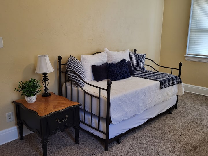 Dvojitá posteľ/trundle. Útulný matrac s pamäťovou penou.  Spite pohodlne v hornej alebo dolnej časti Twin!  Inteligentná televízia.