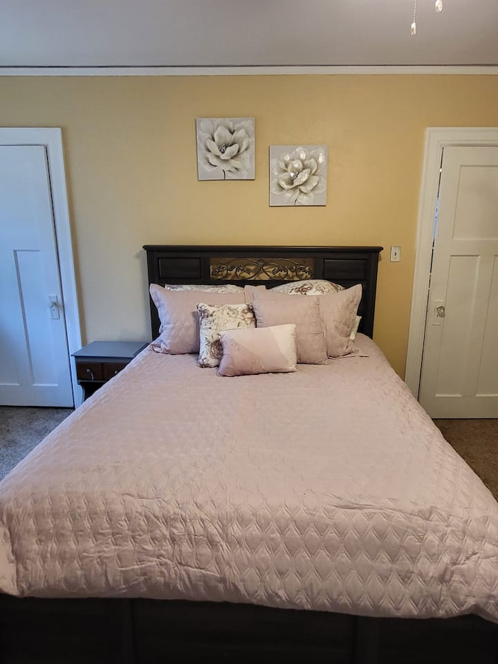 Manželská posteľ, inteligentná televízia, kútik na čítanie s útulnou stoličkou. Dostatok priestoru v skrini/komode.