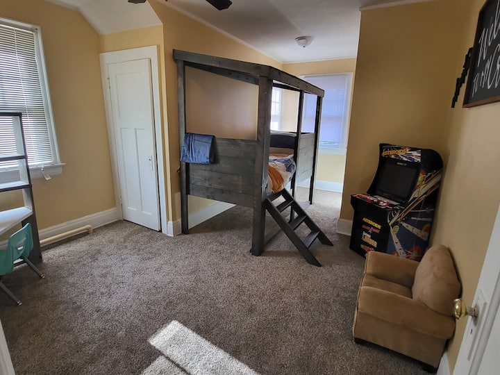 Adventure Kids Room. One of a kind, handmade twin fort bed. Stôl s sfarbením/ čítaním pre malé deti. S arkádovým systémom sa nikdy nenudíte! 