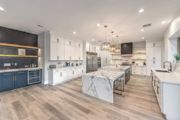 Luxury Private Resort 8 min to strip! Pool/spa gallery image 4