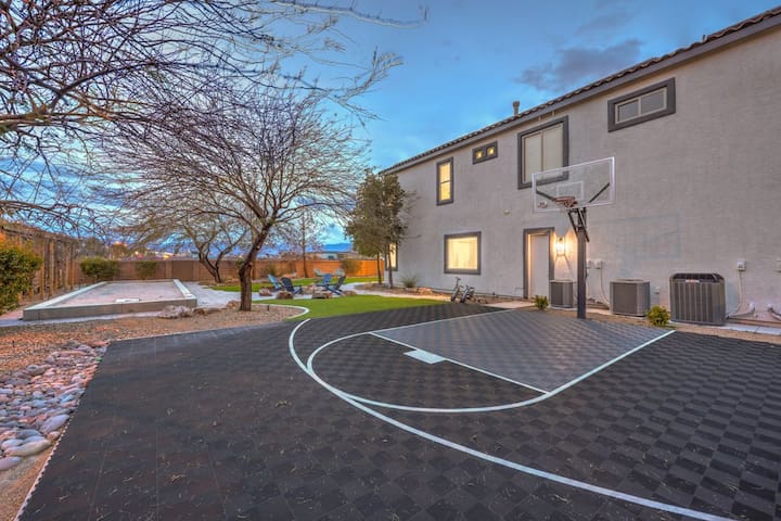 Luxury Private Resort 8 min to strip! Pool/spa gallery image 3