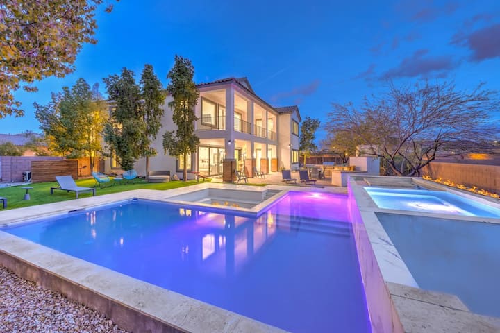 Luxury Private Resort 8 min to strip! Pool/spa