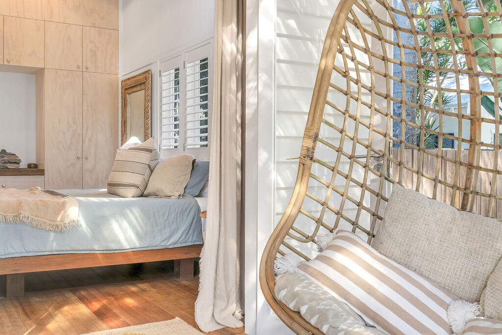 chambre king size avant ouvrant sur la terrasse avant et chaise suspendue