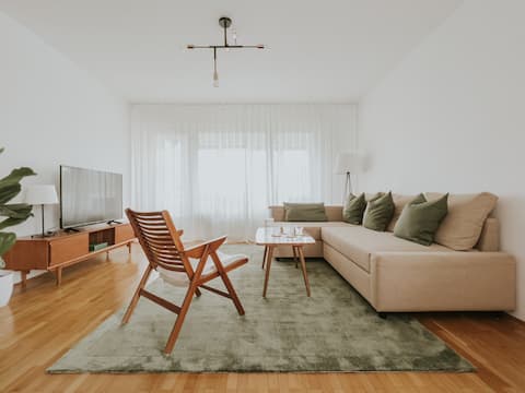 Cosy Apartment With 180° Mountain to Lake View :)
