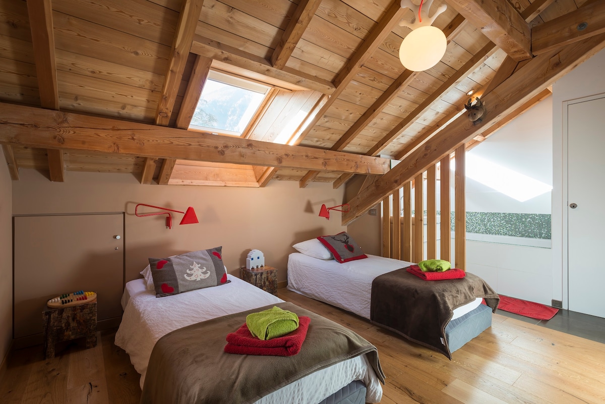 CH4: kitanda cha watu wawili katika sentimita 160 au vitanda 2 vya mtu mmoja + bafu lenye beseni la kuogea.