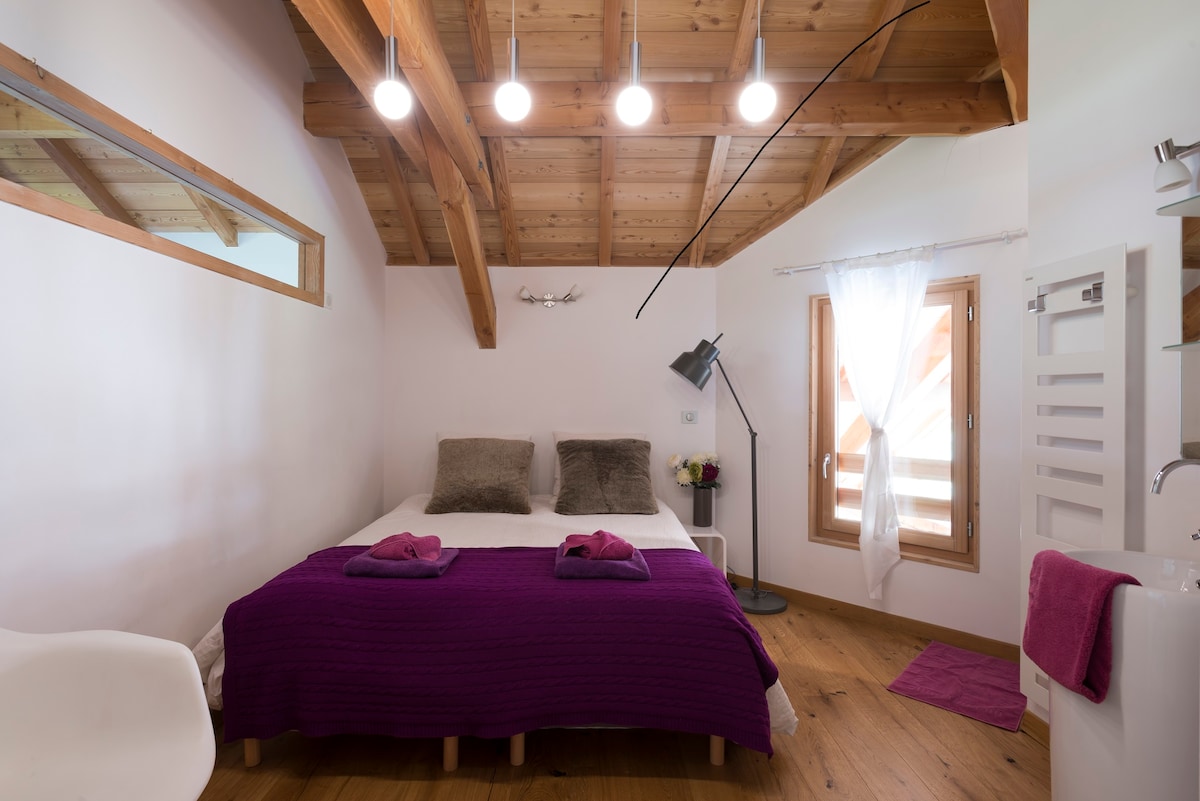 CH3: kitanda cha watu wawili katika sentimita 160 au vitanda 2 vya mtu mmoja + bafu lenye bomba la mvua.