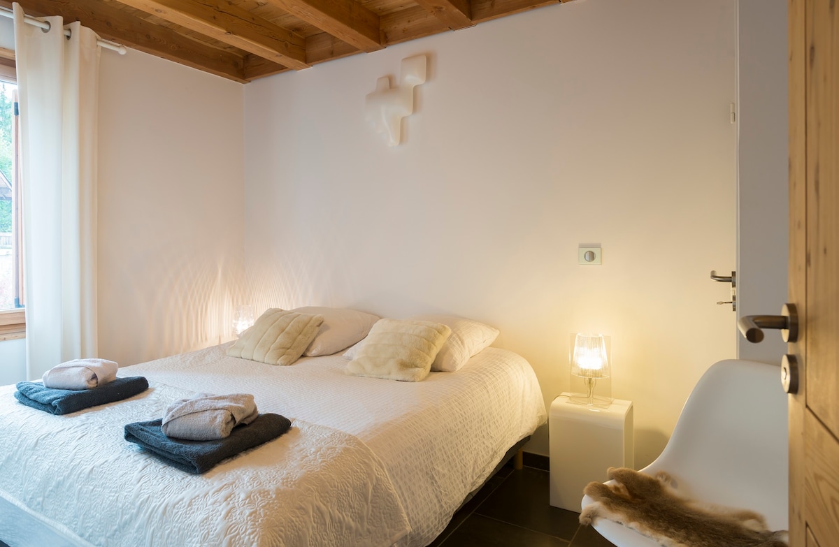 CH2: kitanda cha mara mbili cha sentimita 160 + bafu lenye sehemu ya kuogea ya kuingia ndani