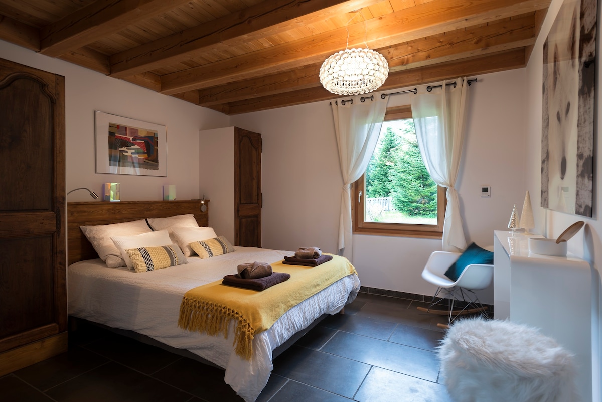 CH1: kitanda cha mara mbili cha sentimita 160 + bafu lenye beseni la kuogea.