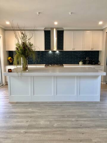 Hampton’s Entertainer with saltwater pool gallery image 2