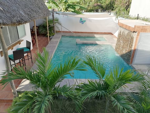 Anuncio de Airbnb popular: Mariposa Azul: Balcony Suite-Pool-Terrace- Grill en San Luis Potosí