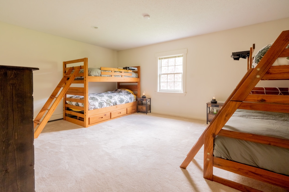 The bunk room with one twin-over-twin and one twin-over-full!