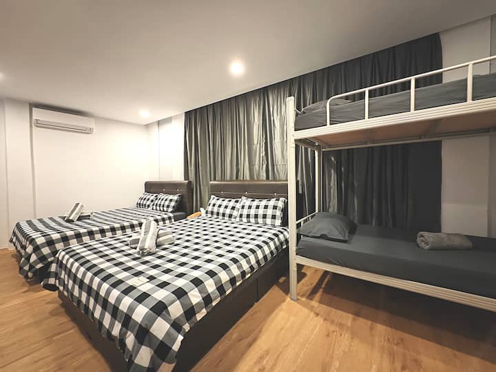 1-ლი ოთახი 2 საწოლით და 1 ორადგილიანი საწოლით და 1 ორადგილიანი დეკერით 